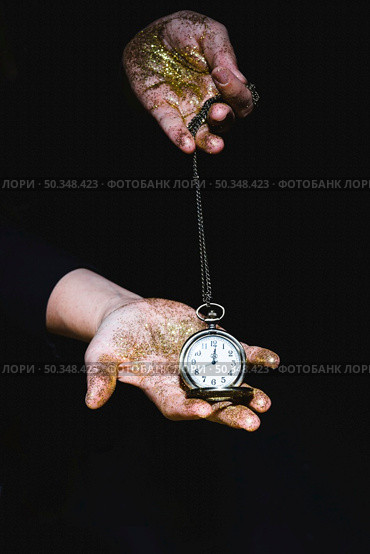 man with glitters showing pocket watch. Стоковое фото, агентство Ingram Publishing / Фотобанк Лори