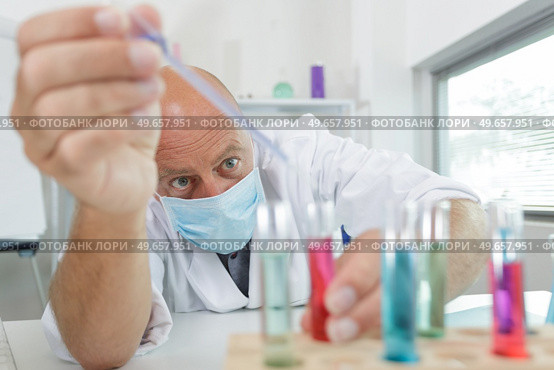 man worker made analysis at the laboratory. Стоковое фото, агентство Ingram Publishing / Фотобанк Лори