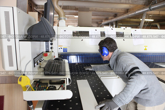 man working in a factory. Стоковое фото, агентство Ingram Publishing / Фотобанк Лори