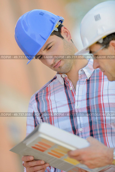 manager and surveyor are checking site. Стоковое фото, агентство Ingram Publishing / Фотобанк Лори