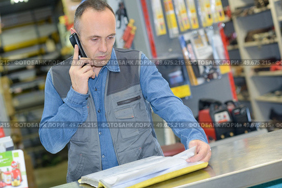 manager reading the order list. Стоковое фото, агентство Ingram Publishing / Фотобанк Лори