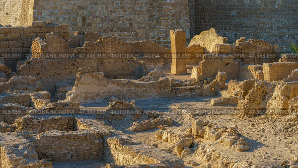 Manama, Bahrain - Jan 15 2024, Panoramic view of the ruins of the ancient fortress of Qalat Al Bahrain, included in the UNESCO World Heritage List, at daytime, Manama, Bahrain. Стоковое фото, фотограф Сергей Богомяко / Фотобанк Лори