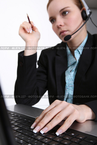 Manicured executive with a laptop and headset. Стоковое фото, агентство Ingram Publishing / Фотобанк Лори