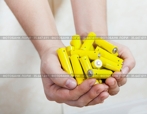 Many used cell batteries in human hands. Стоковое фото, фотограф Кекяляйнен Андрей / Фотобанк Лори