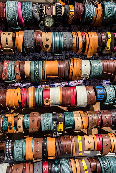 Many vintage colorful bright watch straps for sale. Multicolored background of watch straps. (2017 год). Редакционное фото, фотограф Iva Noel / Фотобанк Лори