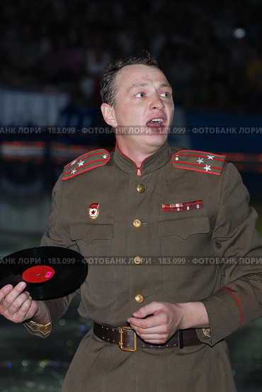 Марат Башаров в военной форме держит в руке старую пластинку (2007 год). Редакционное фото, фотограф Артём Анисимов / Фотобанк Лори