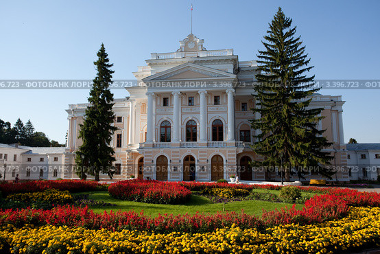 Марьино, главный фасад дворца. Усадьба Барятинских. Рыльский район (2011 год). Редакционное фото, фотограф Irina Kruskop / Фотобанк Лори
