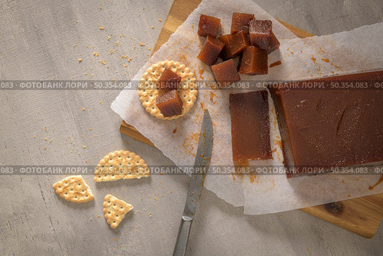Marmalade in crackers on a kitchen counter. Стоковое фото, агентство Ingram Publishing / Фотобанк Лори