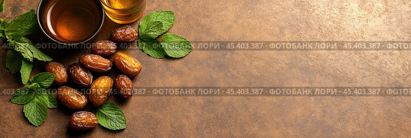 Марокканский Ид аль Фитр плоский стол с финиками и листьями мяты для праздничного декора. Стоковое AI-изображение, AI-художник ФотоИнтеллект / Фотобанк Лори