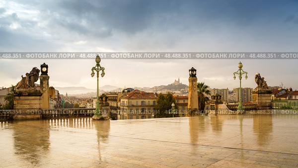 MARSEILLE, FRANCE - 10 Nov 2018 - Panoramic view on the city and the Basilique Notre-Dame de la Garde. Стоковое фото, фотограф Сергей Богомяко / Фотобанк Лори