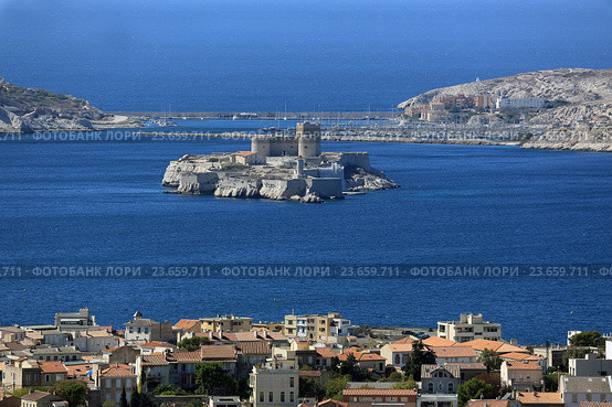 Марсель (Marseilles). Вид на Фриульские острова и замок Иф со смотровой площадки базилики Нотр-Дам-де-ля-Гард (Basilique Notre-Dame de la Garde) (2016 год). Стоковое фото, фотограф Татьяна Лата / Фотобанк Лори