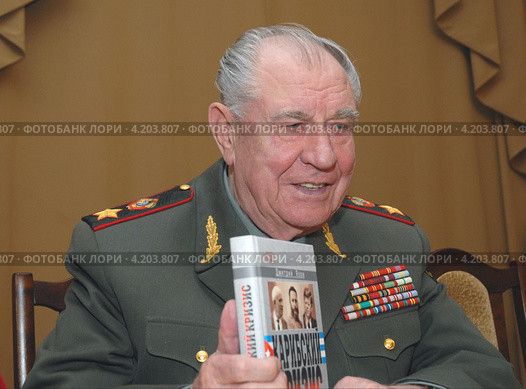 Маршал Советского Союза, министр обороны СССР Дмитрий Язов представляет свою книгу "Карибский кризис" (2006 год). Редакционное фото, фотограф Александр С. Курбатов / Фотобанк Лори