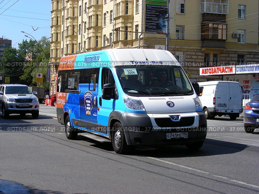 Маршрутное такси 322м на рейсе. Первомайская улица. Район Измайлово. Город Москва (2012 год). Редакционное фото, фотограф lana1501 / Фотобанк Лори