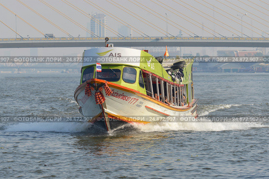 Маршрутный  пассажирский катер "Speed boat" на реке Чаупхрая . Бангкок, Таиланд (2016 год). Редакционное фото, фотограф Виктор Карасев / Фотобанк Лори