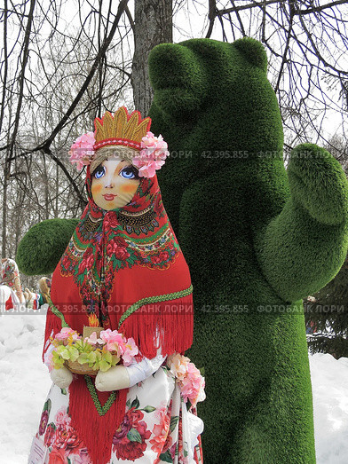 Маша и медведь, масленичная кукла в Ярославле, на острове Даманский (2024 год). Стоковое фото, фотограф Николай Белавин / Фотобанк Лори