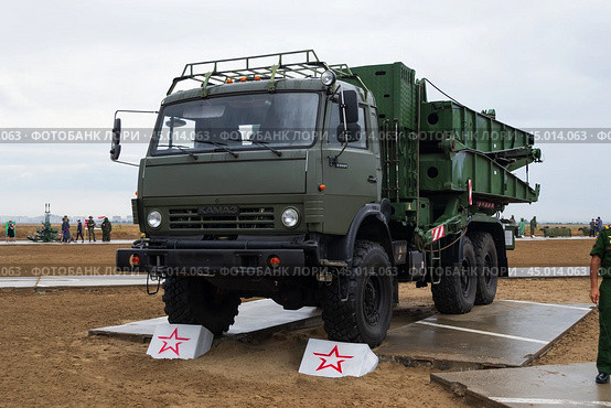 Машина из комплекта тяжелого механизированного моста ТММ-3М2 на шасси автомобиля "КамАЗ" 6х6. Средняя Ахтуба, Волгоградская область, Россия. (2020 год). Редакционное фото, фотограф Андрей Цыганков / Фотобанк Лори