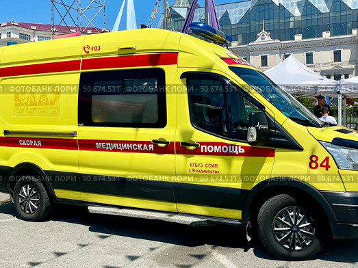 Машина скорой медицинской помощи на площади Борцов Революции во Владивостоке. Редакционное фото, фотограф Овчинникова Ирина / Фотобанк Лори