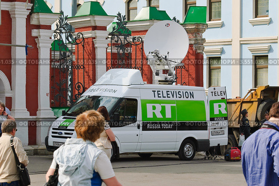 Машина телеканала Russia Today на Марше миллионов в Москве 6 мая 2012 года. Редакционное фото, фотограф Алёшина Оксана / Фотобанк Лори