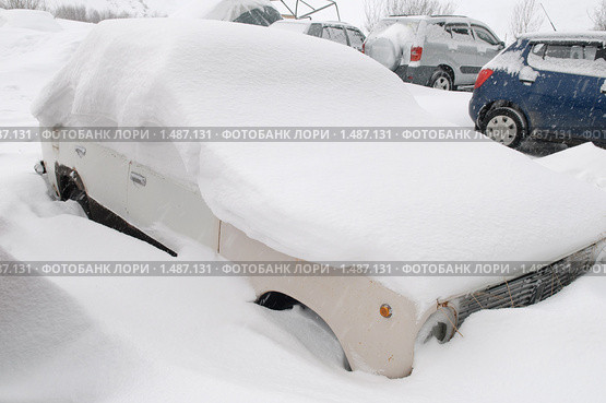 Машина засыпана снегом (2010 год). Редакционное фото, фотограф Вячеслав Палес / Фотобанк Лори
