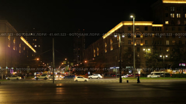 Машины на Московском проспекте в Санкт-Петербурге вечером (2023 год). Редакционное видео, видеограф Евгений Митрофанов / Фотобанк Лори