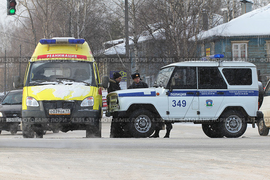 Машины оперативных служб. Скорая помощь и полиция на перекрёстке (2013 год). Редакционное фото, фотограф Александр Тарасенков / Фотобанк Лори
