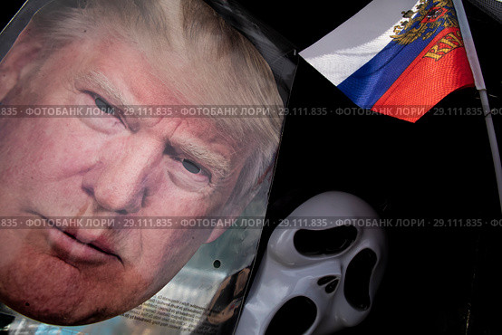Маска 45-го президента США Дональда Трампа, маска из фильма "Крик" и российский триколор на прилавке магазина сувенирной продукции, Россия (2018 год). Редакционное фото, фотограф Николай Винокуров / Фотобанк Лори