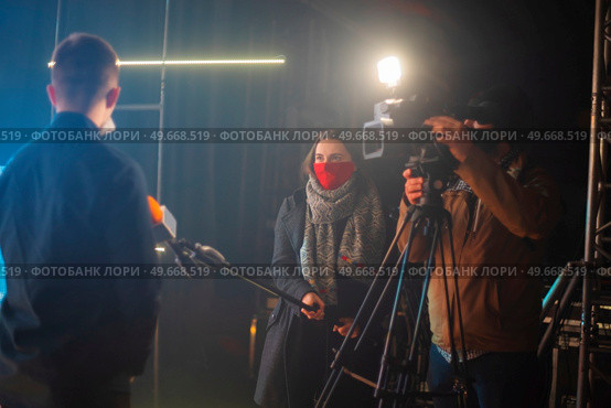 masked journalists interviewing during a pandemic. Covid-19. Стоковое фото, агентство Ingram Publishing / Фотобанк Лори