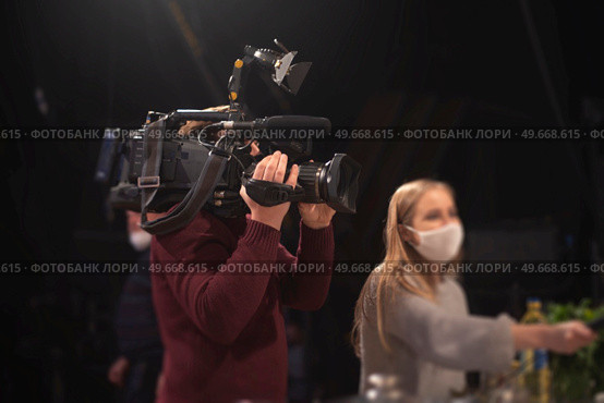 masked journalists interviewing during a pandemic. Covid-19. Стоковое фото, агентство Ingram Publishing / Фотобанк Лори