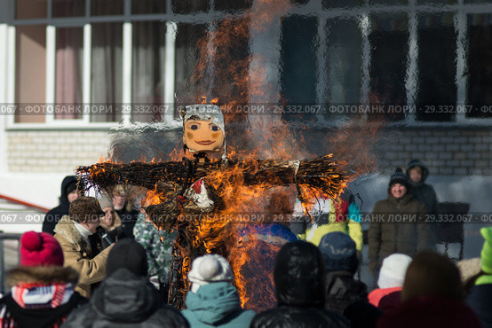 Масленица. Сжигание чучела (2018 год). Стоковое фото, фотограф Сергей Костарев / Фотобанк Лори