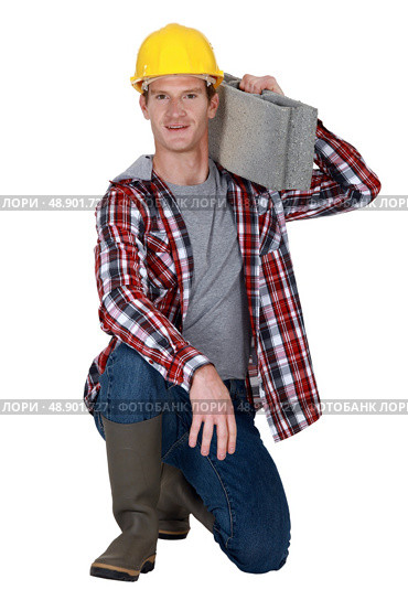 Mason resting breeze block on shoulder. Стоковое фото, агентство Ingram Publishing / Фотобанк Лори