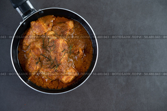 Massaman curry in a frying pan on the cement floo. Top view. Стоковое фото, агентство Ingram Publishing / Фотобанк Лори