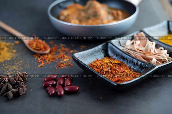 Massaman curry in a frying pan with spices on the cement floor. Selective focus. Стоковое фото, агентство Ingram Publishing / Фотобанк Лори