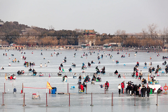 Массовое катание на коньках на озере Kunming Lake у Летнего дворца в Пекине, Китай (2024 год). Редакционное фото, фотограф Кекяляйнен Андрей / Фотобанк Лори