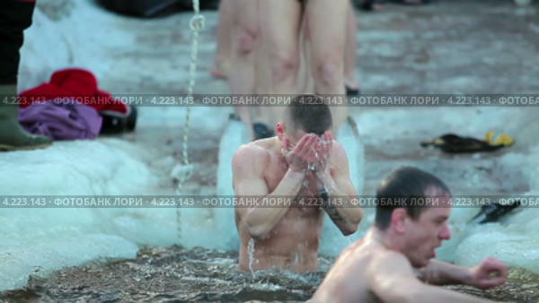 Массовое купание в проруби в крещенские морозы. Санкт-Петербург (2013 год). Редакционное видео, видеограф Кекяляйнен Андрей / Фотобанк Лори