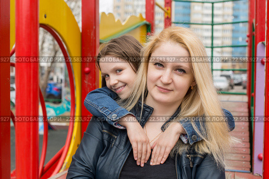 Мать и дочь на детской площадке. Стоковое фото, фотограф Олег Шеломенцев / Фотобанк Лори