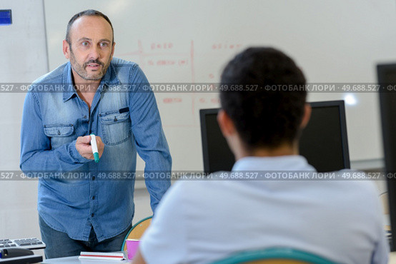 math teacher talking to student. Стоковое фото, агентство Ingram Publishing / Фотобанк Лори