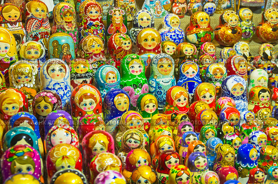 Матрешки на прилавке. Продажа сувениров на новогодней ярмарке. Стоковое фото, фотограф Сергей Рыбин / Фотобанк Лори