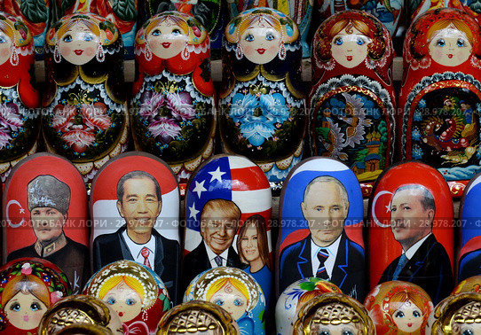 Матрешки с изображением мировых политиков Владимира Путина, Дональда Трампа и Реджепа Эрдогана на прилавке сувенирной продукции в Москве, Россия (2018 год). Редакционное фото, фотограф Free Wind / Фотобанк Лори