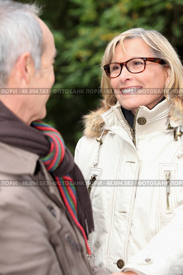 Mature couple looking. Стоковое фото, агентство Ingram Publishing / Фотобанк Лори