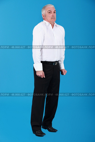 mature frightened against blue background. Стоковое фото, агентство Ingram Publishing / Фотобанк Лори