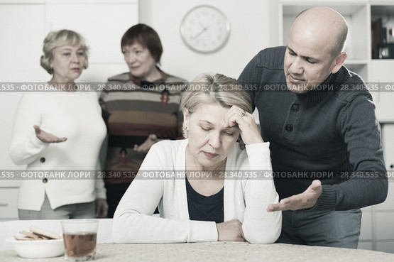 Mature man is apologizing to girlfriend for quarrel. Стоковое фото, фотограф Яков Филимонов / Фотобанк Лори