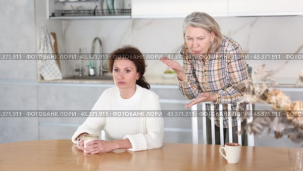 Mature mother expresses claims to adult daughter at home. Стоковое видео, видеограф Яков Филимонов / Фотобанк Лори