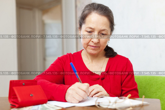 mature woman fills utility bills. Стоковое фото, фотограф Яков Филимонов / Фотобанк Лори