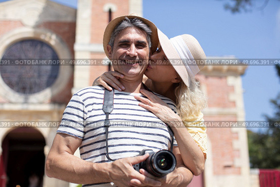 mature woman kissing man on holiday. Стоковое фото, агентство Ingram Publishing / Фотобанк Лори