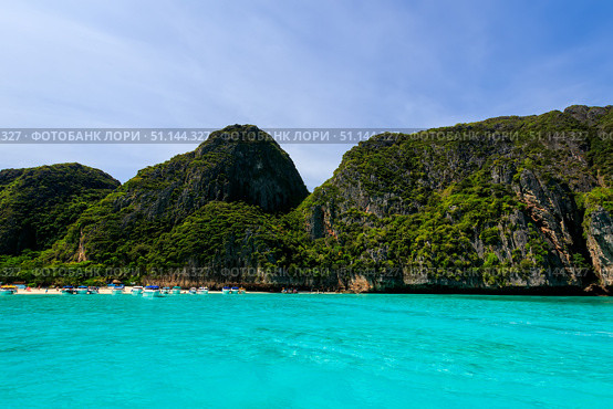 Maya Bay karst rocks on the island of Phi Phi. (2017 год). Редакционное фото, фотограф Емельянов Евгений Викторович / Фотобанк Лори