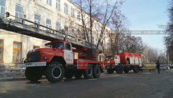 МЧС России, пожарные. Пожарные автомобили на улице, зима (2011 год). Редакционное видео, видеограф Mikhail Erguine / Фотобанк Лори