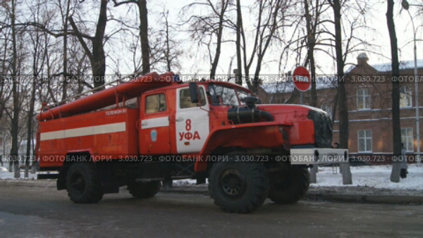 МЧС России, пожарные. Пожарный автомобиль на улице, зима (2011 год). Редакционное видео, видеограф Mikhail Erguine / Фотобанк Лори