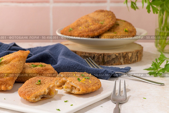Meat patties and parsley leaves on white ceramic dishes in a kitchen counter top. Стоковое фото, агентство Ingram Publishing / Фотобанк Лори
