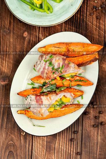 Meat rolls wrapped in strips of bacon served with baked sweet potatoes.. Meat roll and roasted sweet potatoes. Стоковое фото, агентство Ingram Publishing / Фотобанк Лори
