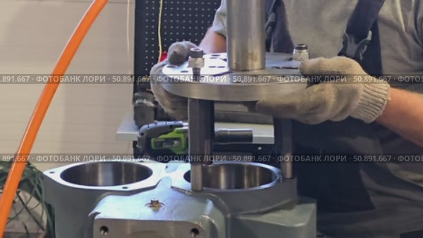 Mechanic placing alignment tool on engine block. Стоковое видео, видеограф Юрий Поздников / Фотобанк Лори
